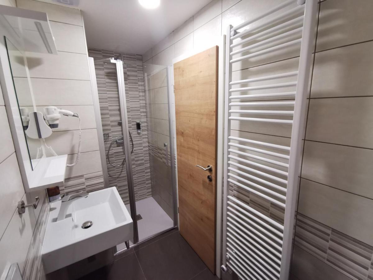 Gostilna S Prenocisci Pav Hotel Rakek ภายนอก รูปภาพ