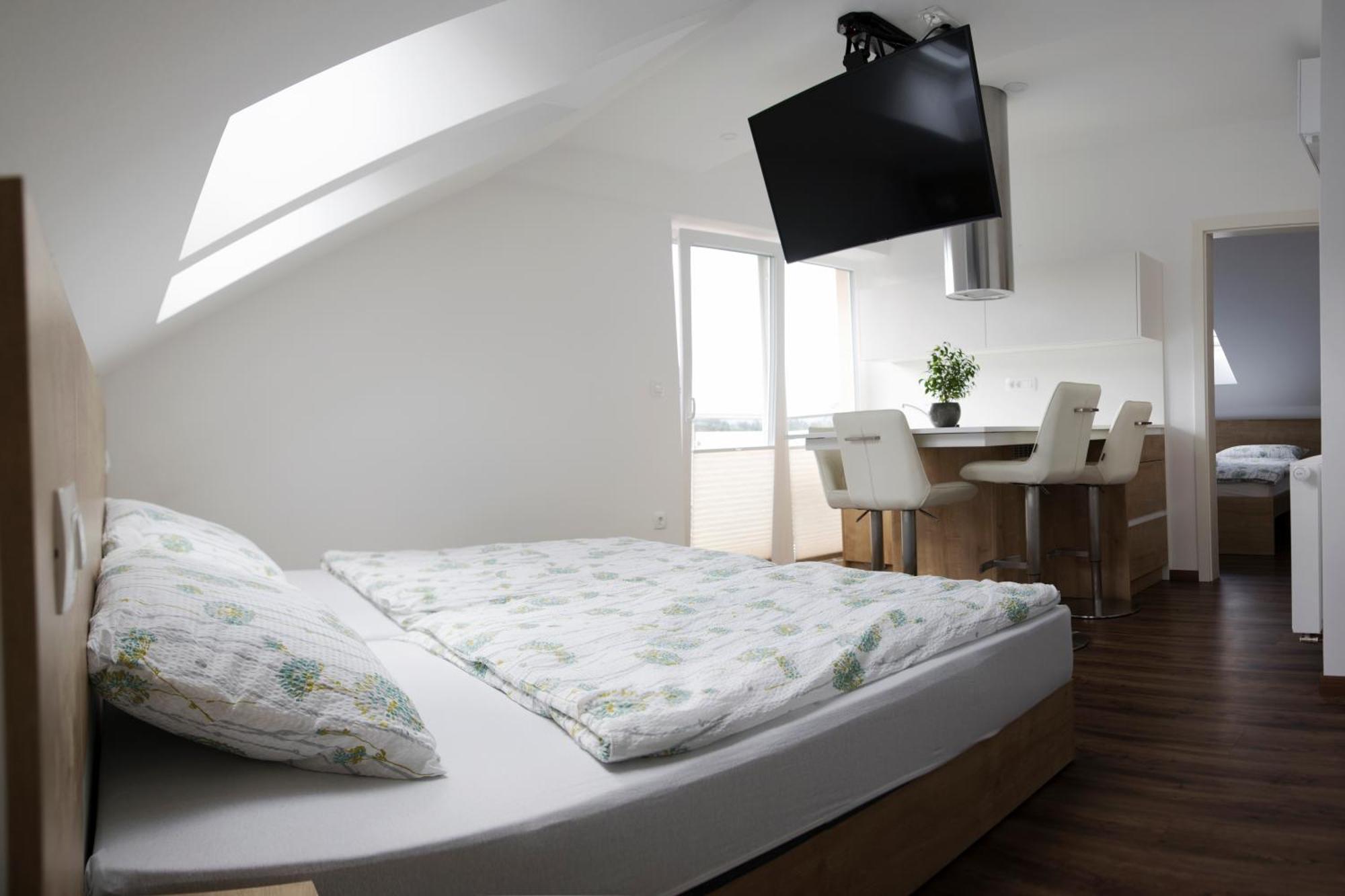 Gostilna S Prenocisci Pav Hotel Rakek ภายนอก รูปภาพ